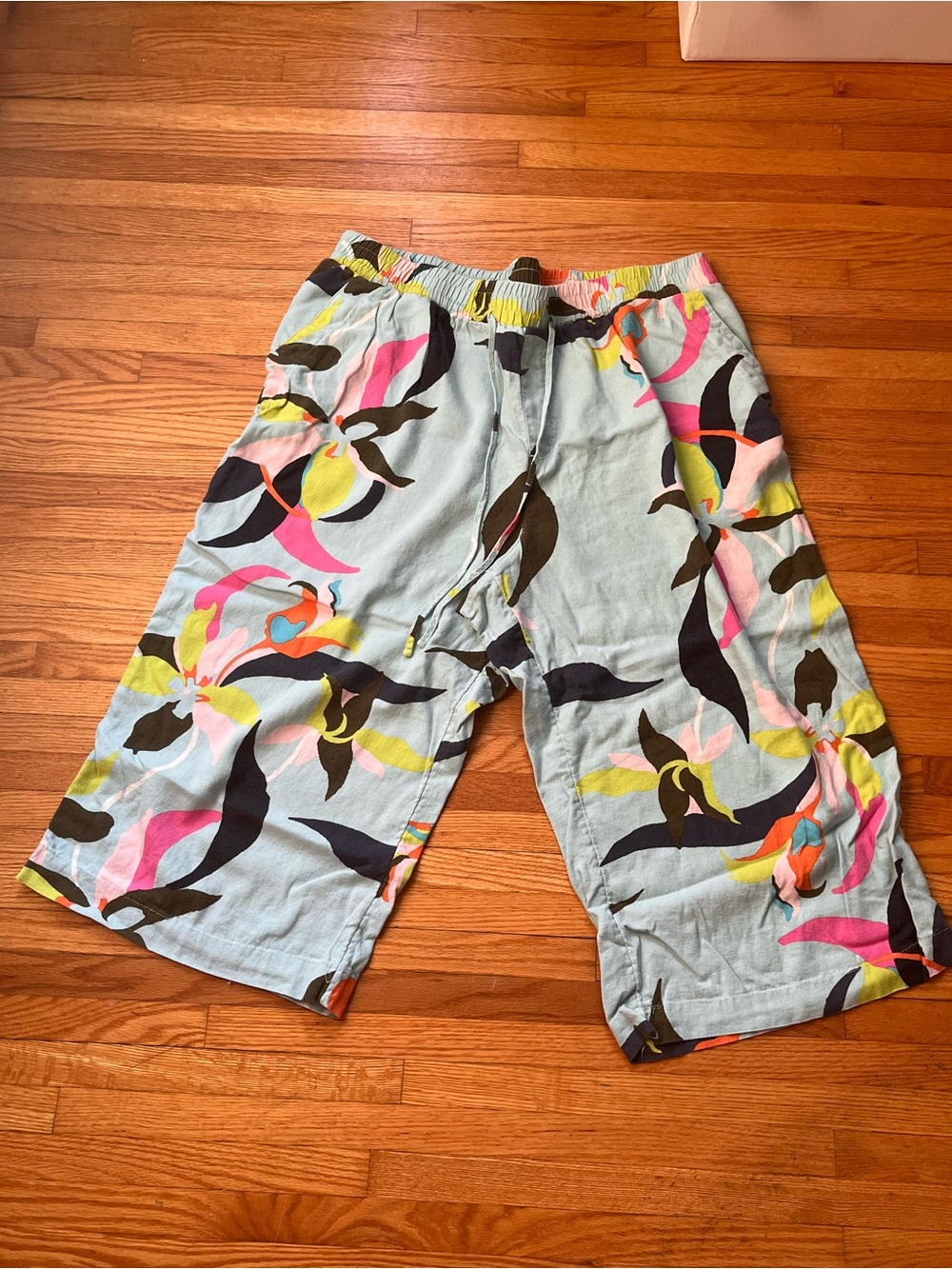 Light Blue Floral Linen Capri Pants - Multicolor Print